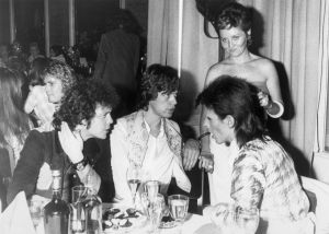 Lou Reed, Mick Jagger, David Bowie y de pie junto a ellos, Lulu, en Londres  julio  1973
